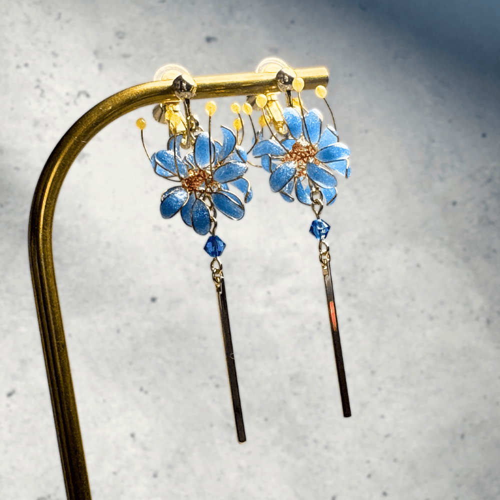 【彼岸花/曼珠沙華】イヤリング ブルー/ニッケルフリー/金属アレルギー対応/揺れるデザイン/受注生産 | 7枚目